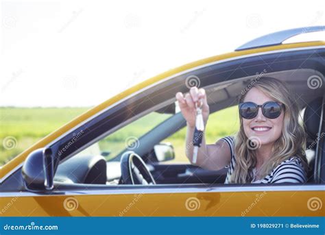 Blonde Dans La Voiture La Femme Conduit Une Voiture Image Stock Image Of Positif Attrayant