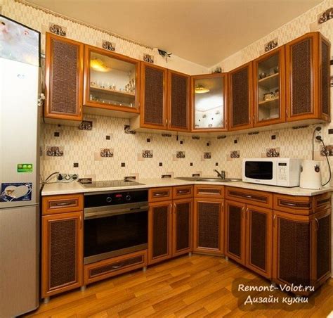 Угловая классическая кухня с фасадами со вставками из ротанга ...