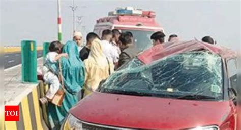 Speeding Car Atal Setu Accident News Speeding Car Crashes Into