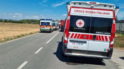 Autista Di Un Furgone Perde Il Controllo E Travolge Un Gruppo Di