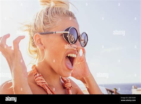 Beautiful blonde girl scream Banque de photographies et dimages à haute résolution Alamy