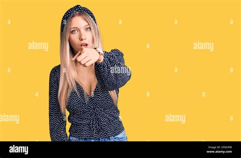 Jeune Belle Femme Blonde Portant Des V Tements D Contract S Pointant D Plais S Et Frustr S L