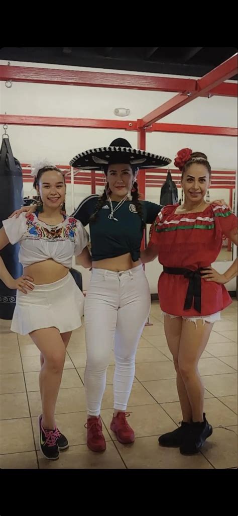 Latina Milf White Pants Cameltoe Scrolller