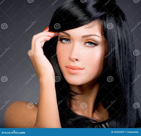Όμορφη γυναίκα Brunette με την πολύ μαύρη ευθεία τρίχα Στοκ Εικόνα εικόνα από 36432497