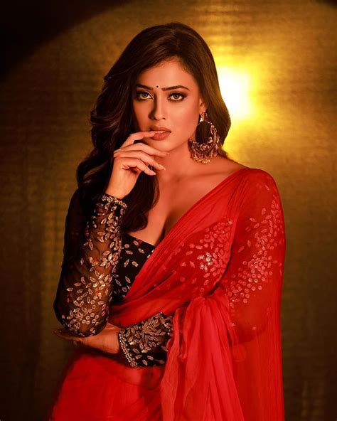 Shweta Tiwari Looks Sizzling Hot In Sarees