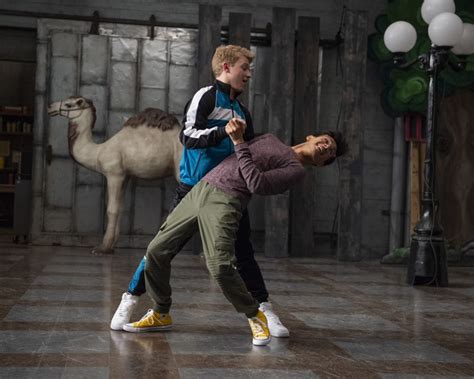 Disney leva agenda LGBT para o próximo nível e adiciona romance gay adolescente em nova série