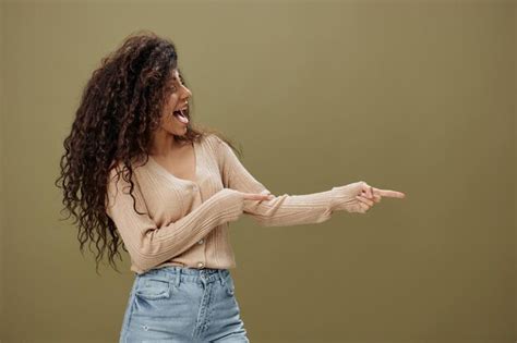 Olhe Aqui Conceito F Mea Latina Encaracolada Bronzeada Excitada Em Coisas Casuais Culos De Sol