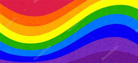 ondeando la bandera del arco iris de LGBT Orgullo Gay Lesbiano Bisexual Transgénero y Queer
