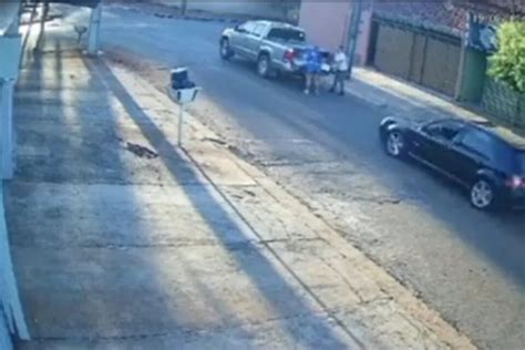 Mulher é atropelada e prensada contra caminhonete em Goiânia Mais Goiás