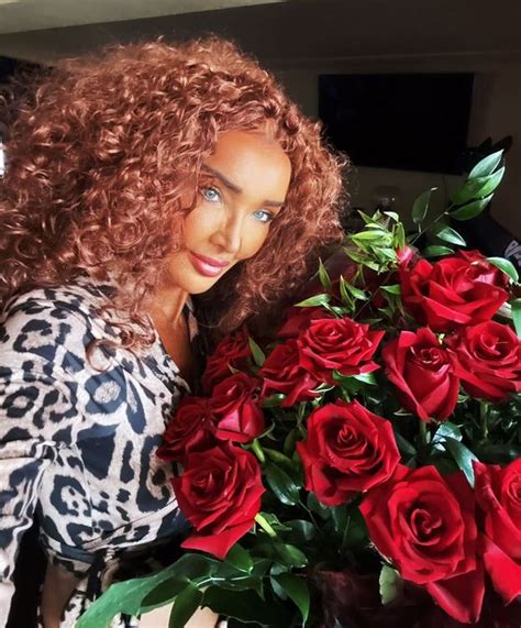 Letnia Ewa Minge Ods Ania Osza Amiaj C Sylwetk Hasaj C Po Ulicy W Bikini Moje Cia O Nie