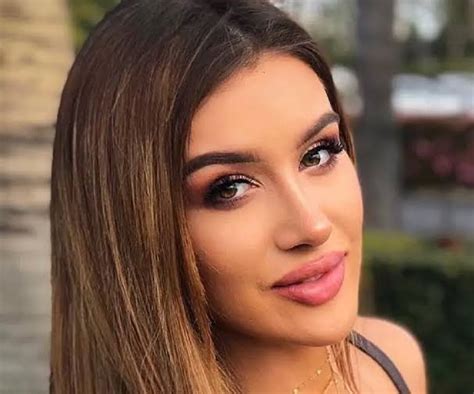 Youtuber Molly Eskam Biography Birthday Career Facts Boyfriend Bf