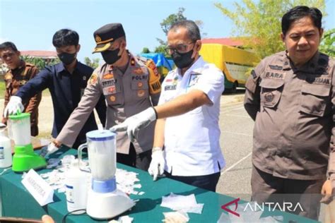 Kejari Luwu Timur Memusnahkan Barang Bukti Hasil Kejahatan Antara