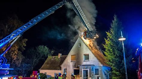 Pönitz Feuerwehr rettet acht Menschen aus brennendem Haus