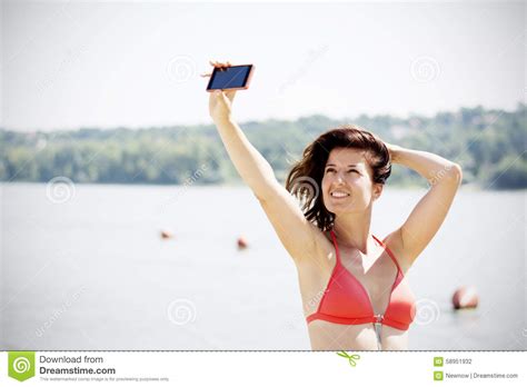 Femme Sur La Plage Dans Le Bikini Rouge Photo stock Image du été