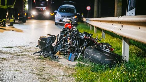 Motorradfahrer bei Zusammenstoß schwer verletzt Polizei sucht Zeugen