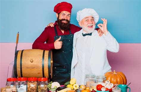 Профессиональный шеф-повар, показывающий знак вкусного повара-мужчины в ...