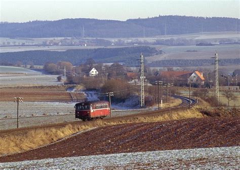 Am 30.12.1992 brummt der 796 766 steuerwagenlos durch die weite ...