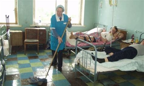 Из больниц массово исчезают санитарки: работой нагружают медсестёр