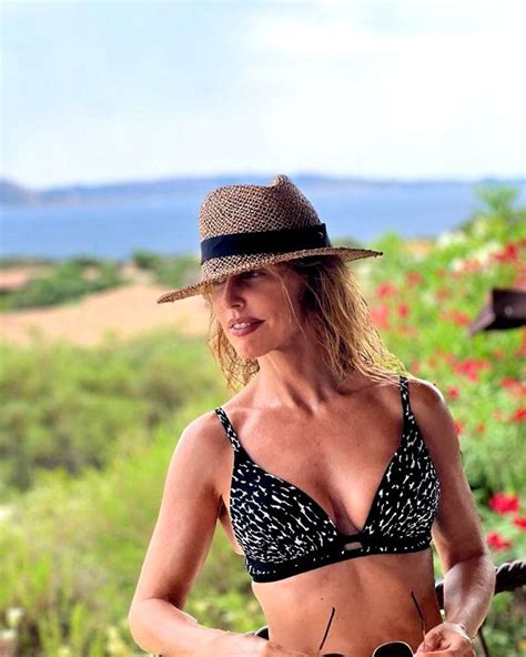 Emma García luce espectacular en bikini durante sus vacaciones