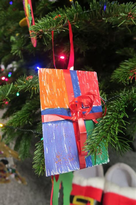 Новогодние подарки для детей: не только под елку