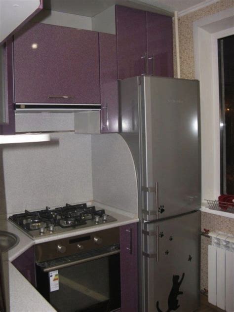 Дизайн маленькой кухни с колонкой и холодильником - 66 фото