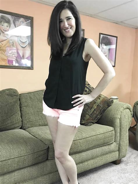 Mature Hottie Deliah Takes It Off 11 Nude Pics XHamster