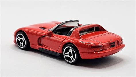 Машинка Базова Hot Wheels 92 Dodge Viper RT 10 Exotics 1 64 HKG71 Red