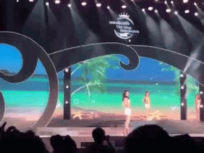 Th Sinh Hoa H U Bi N Catwalk Nh I Ch Body G Y Th T V Ng Khi Tr Nh Di N Bikini Trong Bu I