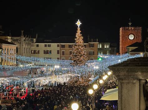 Natale 2022 Mestre Il Sindaco Brugnaro Accende Il Grande Albero Di