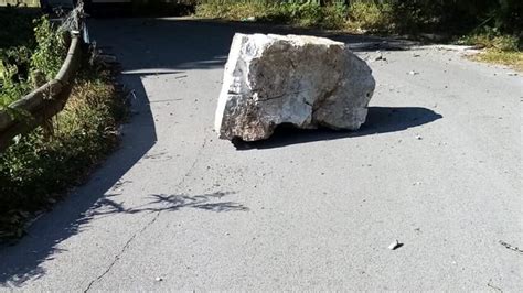 Grosso Masso Cade In Strada Tra Sanza E Rofrano