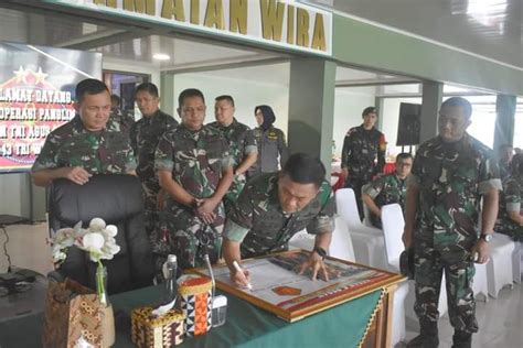 Kasdam Ii Sriwijaya Dampingi Asops Panglima Tni Cek Kesiapan Satgas Pamtas Ri Png Yonif 143