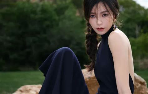 Wallpaper Look Trees Pose Model Portrait Makeup Dress Brunette For Mobile And Desktop