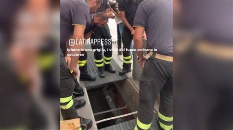 Latina Le Cade L Iphone Nella Grata Del Marciapiede Ragazza Disperata Ma Arrivano I Pompieri