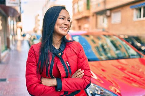 Joven Latina Sonriendo Feliz Caminando En La Ciudad Foto De Archivo Imagen De Feliz Sano