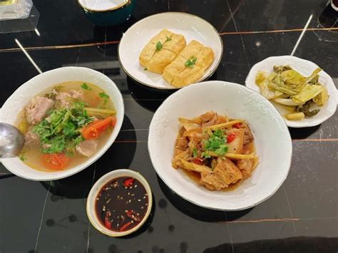 Hot girl Trâm Anh giờ chăm đăng ảnh cơm nhà từng khoe được người yêu sắm sửa chén đũa cho