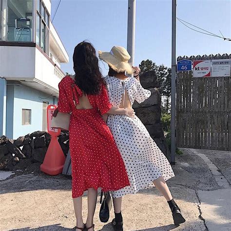 Nữ tính điệu đà mà vẫn sexy hết nấc chẳng trách váy vải hở lưng còn hot hơn cả váy trễ vai