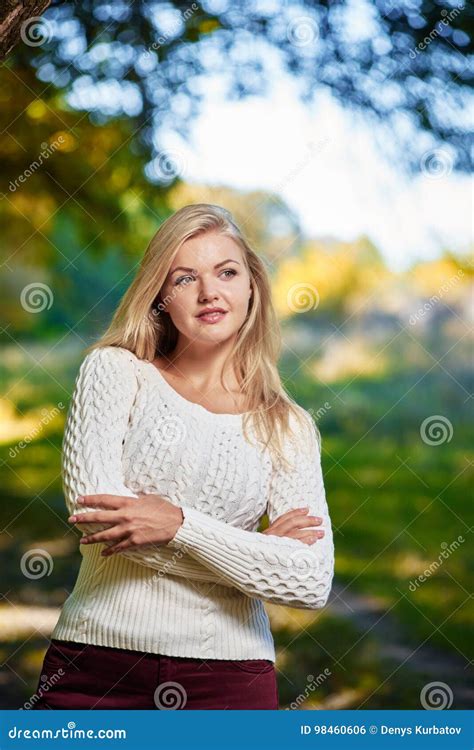 Gentille Blonde En Parc D automne Photo stock Image du fille beauté 98460606