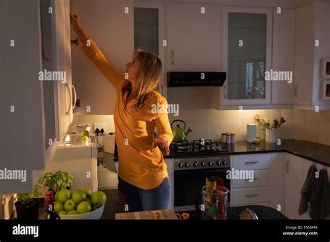 Femme Mature Debout Dans La Cuisine Banque De Photographies Et Dimages Haute R Solution Alamy