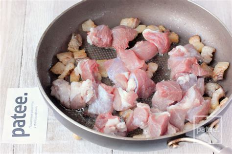 Свинина тушеная с овощами в сметане - рецепт с фотографиями - Patee ...
