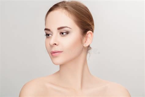 Profilez Le Portrait De La Belle Jeune Femme Blonde Avec Les Yeux Verts Photo Stock Image Du