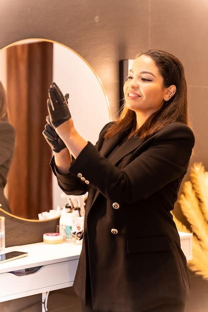 Mulher De Etnia Latina Em Uma Loja Est Tica De Sobrancelhas E Unhas Retrato De Chefe Feminina