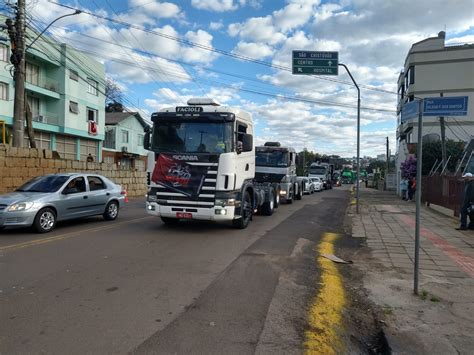 Motoristas Formam Fila Para Receber A B N O De S O Crist V O Em