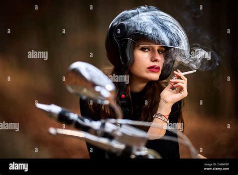 Belle fille blonde sur une moto Banque de photographies et dimages à haute résolution Alamy