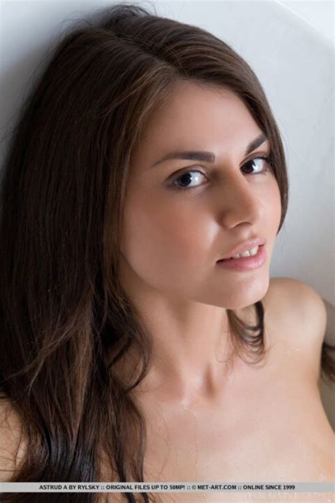 Michelle Alannis Naked Wallpics Net Wallpapers Photos Pictures Backgrounds