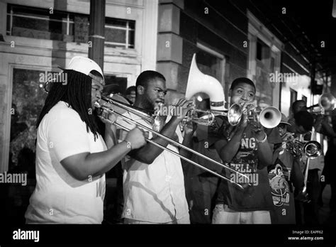 Un Groupe De Jazz Sur La Sc Ne De La Rue Des Fran Ais La Nouvelle