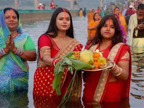 Chhath Puja 2023 छठ पूजा में महिलाएं नाक से माथे तक क्यों भरती है सिंदूर आइये जानते हैं इसके