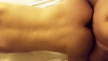 Los Clientes Comen Pollo Mientras Usan El Software Para Invitar A La Gente A Jugar 3p XVIDEOS