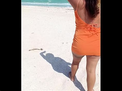 Puta mexicana enseña la tanga y las tetas en playa pública XVIDEOS