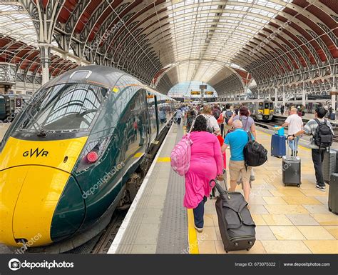 London England August 2023 Passengers Walking One Platforms London ...