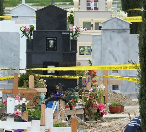 Doi Bărbaţi Prinşi Făcând Sex în Cimitir Libertatea